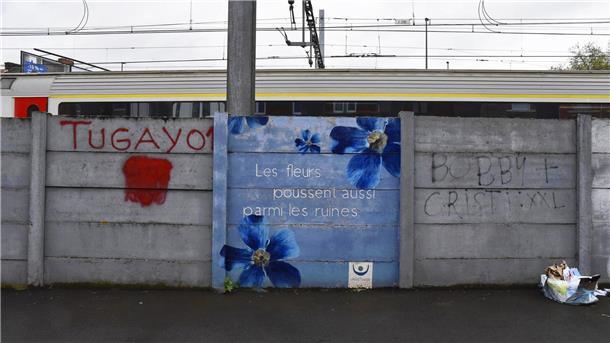 Belgiens Trauma: Mädchenmörder vor 20 Jahren verurteilt Auf dem Wandbild steht auf Französisch: „Auch zwischen den Ruinen wachsen Blumen.“
