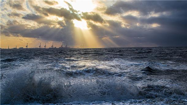 Auf dem Weg am Strand von Tossens kam die Nordsee den Spaziergängern in dieser Woche zum Abendhochwasser relativ nah.