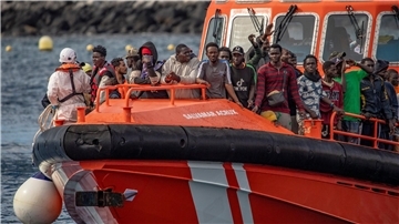 Auf dem Weg in die erhoffte bessere Zukunft verlieren immer wieder Migranten ihr Leben im Meer. (Archivbild)