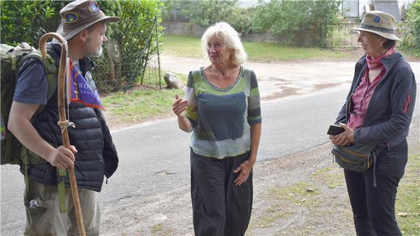 Beim Pilgern ist der Weg das Ziel Auf dem Weg von Heeslingen nach Zeven geht die Gruppe auch am Haus von Brigitte Kammigan in Offensen vorbei, bei ihr können Pilger übernachten.