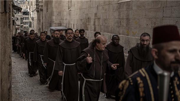 Auf dem Weg zu seiner Kreuzigung musste Jesus der Bibel zufolge Geißelungen, Peitschenhiebe und Demütigungen erleiden.