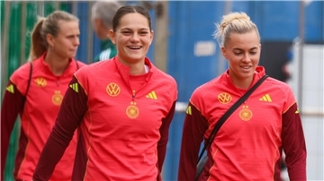Drei Fußballerinnen der deutschen Nationalmannschaft beim Training.