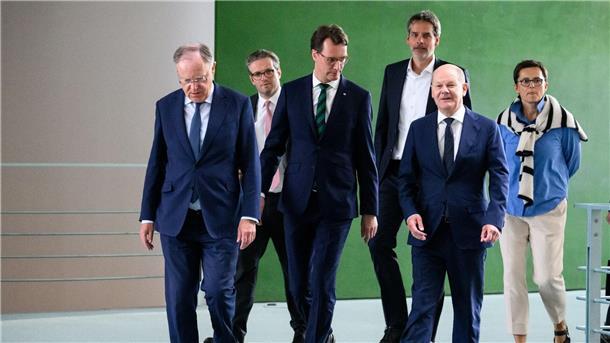 Bund und Länder: Ernst machen mit Planungsbeschleunigung Auf dem Weg zur Pressekonferenz nach Ende der Gespräche: Bundeskanzler Olaf Scholz (vorne r-l), NRW-Regierungschef Hendrik Wüst und Niedersachsens Ministerpräsident Stephan Weil.