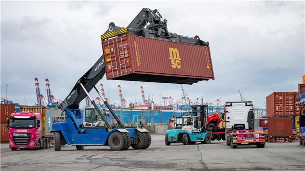 Konecranes-Greifstapler hebt einen Container hoch