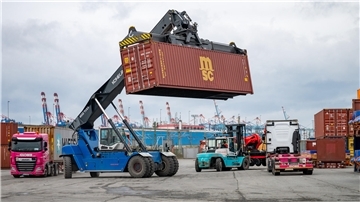 Konecranes-Greifstapler hebt einen Container hoch