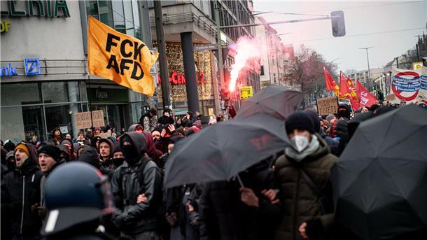 Auf Demos angegriffen Auf Demonstrationen wurden auch Reporter verletzt.
