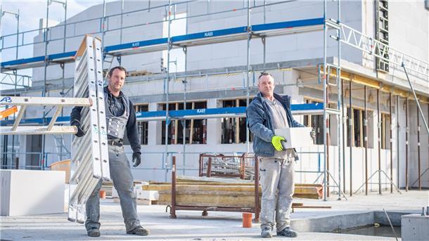 Auf den Baustellen läuft fast alles wie vor Corona: Michael Meyer (links) und Matthias Breier vom Bauunternehmen Alfred Brünjes an einem Neubau im Fischereihafen.