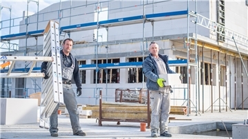 Auf den Baustellen läuft fast alles wie vor Corona: Michael Meyer (links) und Matthias Breier vom Bauunternehmen Alfred Brünjes an einem Neubau im Fischereihafen.