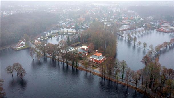 Keine Entwarnung in den Hochwasser-Gebieten Auf den Feldern in Lilienthal bei Bremen steht das Wasser.