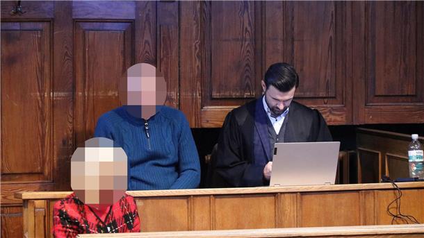 Auf den Fotos zu sehen sind die Dolmetscherin, der Angeklagte (links hinten) und der Verteidiger Aleksandar Mitrovski aus Hannover.