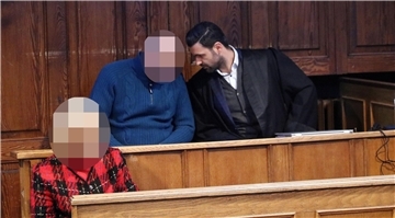 Dolmetscherin, Angeklagter und Rechtsanwalt im Landgericht Bremen
