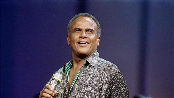 Sänger, Schauspieler, Aktivist: Harry Belafonte gestorben Auf den großen Bühnen der Welt gefeiert: Harry Belafonte tritt 1988 in Paris auf.