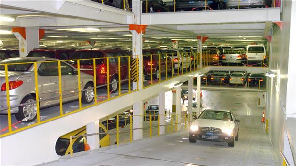 Ein Auto fährt auf einer Rampe zwischen den Ladedecks eines Autotransporters