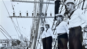 Bei der ersten Sail 1986 standen Besatzungsmitglieder der „Gorch Fock“ beim Anlegen auf den Rahen. 