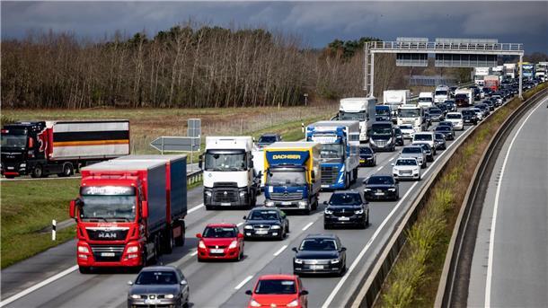 ADAC warnt vor Staus im Norden rund um Himmelfahrt Auf den Straßen im Norden wird es rund um Himmelfahrt und das Wochenende voll. (Archivbild)