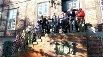 Auf den Stufen des ehemaligen Adelssitzes: Die Herbstfahrt der „KulTour“-Gruppe des KuH Bremervörde führte zum Heimatmuseum Schloss Schönebeck in Bremen-Nord.