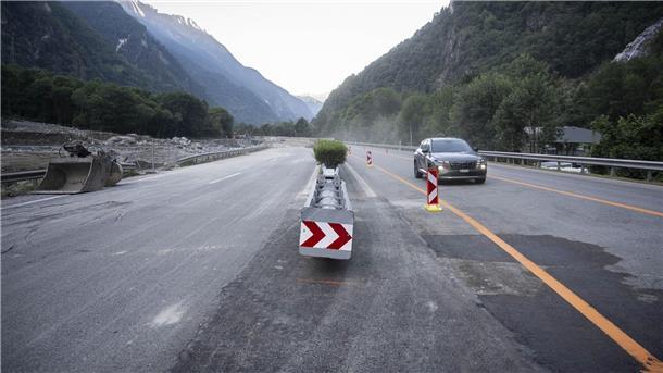 Auf der A13 geht es zwei Wochen nach der Unwetterzerstörung wieder einspurig in jede Richtung.