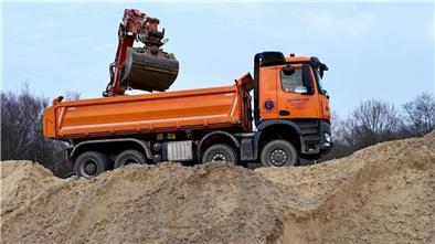 Auf der A27-Baustelle bei Hagen wird eine Baugrube ausgehoben, um ein marodes Entwässerungsrohr auszutauschen. 