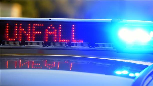 Auf einem Polizeifahrzeug warnt eine Leuchtschrift vor einer Unfallstelle.  Auf der A27 bei Bremerhaven stürzte ein Motorradfahrer im Abfahrtsbereich schwer. Seine Mitfahrerin erlitt leichte Verletzungen, die Abfahrt war kurzzeitig gesperrt.