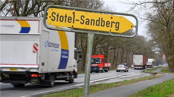 Schwerer Unfall auf der A27: Autobahn-Sperrung ab Hagen wieder aufgehoben Auf der A27-Umleitung über die ehemalige B6 fließt der Verkehr. Trotz der Sperrung bei Hagen bliebe der Stau hier aus.