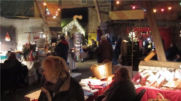 „Adventstied“ in Buchholz sorgt für weihnachtliche Stimmung Menschen auf dem Weihnachtsmarkt