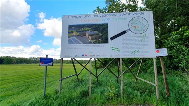 Schild an der grünen Wiese