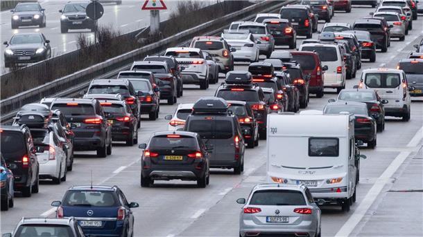 Auf der Autobahn 8 haben sich am Wochenende häufiger lange Staus gebildet.