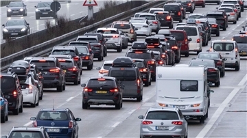Auf der Autobahn 8 haben sich am Wochenende häufiger lange Staus gebildet.