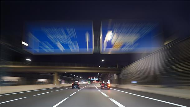 Auf der Autobahn A1 kam es am Dienstagabend zu einem folgenschweren Unfall (Symbolbild). 