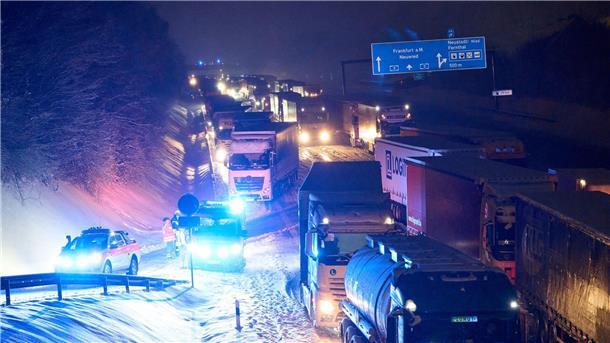 Lange Staus auf Autobahnen wegen Schnee und Glatteis Auf der Autobahn A3 bildete sich aufgrund starken Schneefalls bei Neustadt/Wied in beiden Fahrtrichtungen ein kilometerlanger Stau.