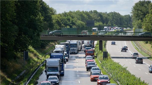Deichbrand 2023: Was Anreisende über den Extrem-Stau auf der A27 wissen sollten Auf der Autobahn, aber auch in Bremerhaven stehen die Autos wegen einer Sperrung auf der A27. Die Anreise zum Deichbrand-Festival verzögert sich stark.