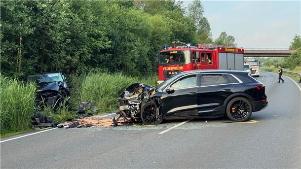 Auf der B437 hat es Dienstagmorgen heftig gekracht. Die Straße war mehrere Stunden gesperrt.