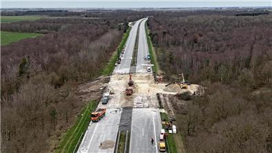 Auf der Baustelle der gesperrten Autobahn 27 bei Hagen wird die Umleitung des Entwässerungsgrabens vorbereitet. 