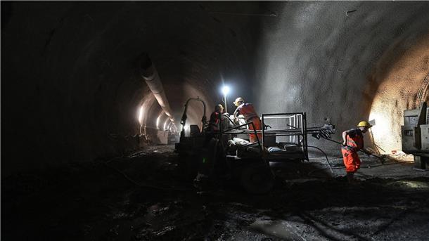 Unfall auf Baustelle des Brennerbasistunnels Auf der Baustelle des Brennerbasistunnels ist es zu einem tödlcihen Unfall gekommen.