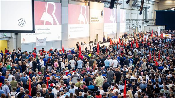 VW verteidigt vor der Belegschaft den strikten Sparkurs Auf der Betriebsversammlung in Wolfsburg begrüßen Mitarbeiter den Vorstand mit scharfem Protest gegen die jüngsten Sparpläne.