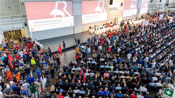 VW verteidigt vor der Belegschaft den strikten Sparkurs Auf der Betriebsversammlung in Wolfsburg begrüßen Mitarbeiter den Vorstand mit scharfem Protest gegen die jüngsten Sparpläne.