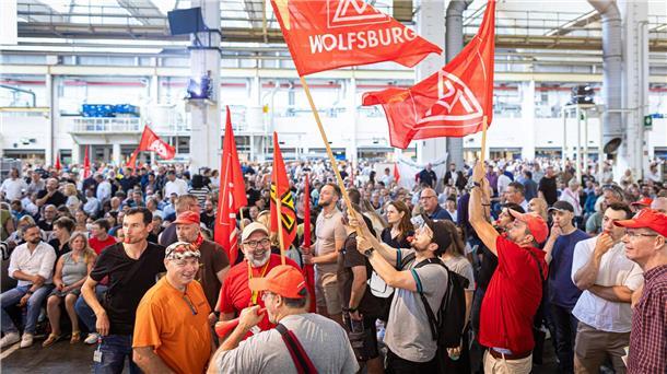 VW verteidigt vor der Belegschaft den strikten Sparkurs Auf der Betriebsversammlung in Wolfsburg begrüßen Mitarbeiter den Vorstand mit scharfem Protest gegen die jüngsten Sparpläne.