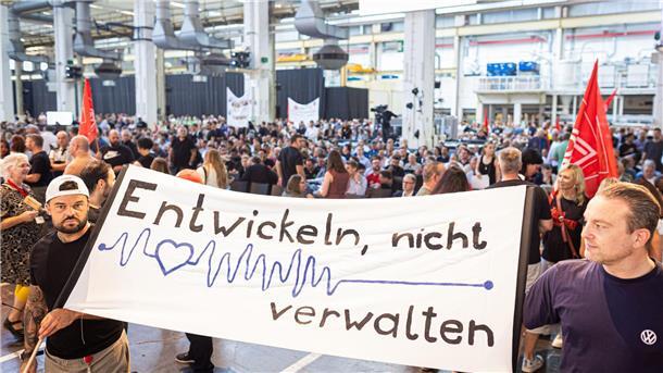 VW verteidigt vor der Belegschaft den strikten Sparkurs Auf der Betriebsversammlung in Wolfsburg begrüßen Mitarbeiter den Vorstand mit scharfem Protest gegen die jüngsten Sparpläne.