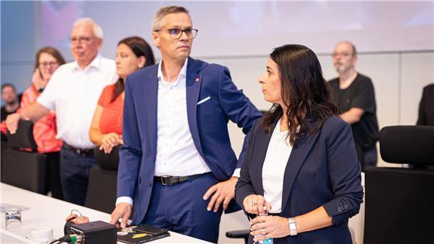 VW verteidigt vor der Belegschaft den strikten Sparkurs Auf der Betriebsversammlung in Wolfsburg kündigen IG Metall und Betriebsrat erbitterten Widerstand gegen die jüngsten Sparpläne an.