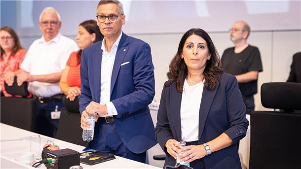 VW verteidigt vor der Belegschaft den strikten Sparkurs Auf der Betriebsversammlung in Wolfsburg kündigen IG Metall und Betriebsrat erbitterten Widerstand gegen die jüngsten Sparpläne an.