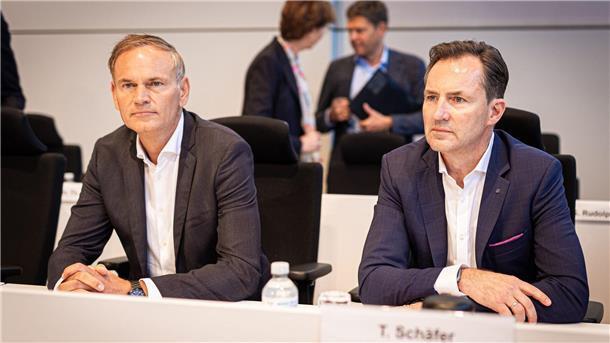 VW verteidigt vor der Belegschaft den strikten Sparkurs Auf der Betriebsversammlung in Wolfsburg verteidigen die VW-Vorstände ihre jüngsten Sparpläne.