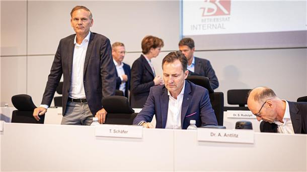 VW verteidigt vor der Belegschaft den strikten Sparkurs Auf der Betriebsversammlung in Wolfsburg verteidigen die VW-Vorstände ihre jüngsten Sparpläne.