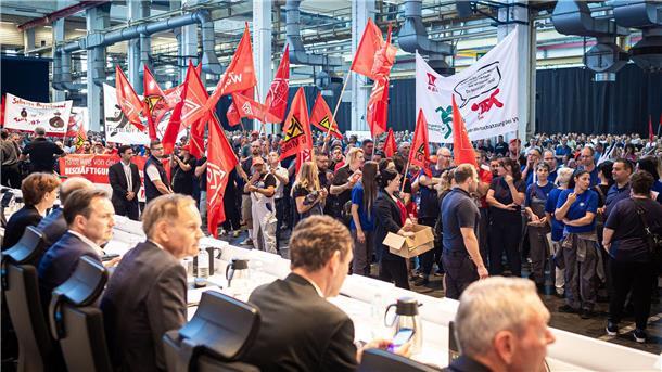 VW-Spitze verteidigt auf Betriebsversammlung Sparkurs Auf der Betriebsversammlung in Wolfsburg verteidigt der VW-Vorstand den Sparkurs.