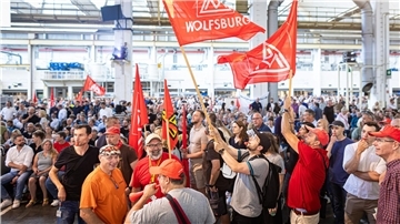 Auf der Betriebsversammlung protestieren VW_Beschäftgigten gegen die SPrpläne des Konzerns.