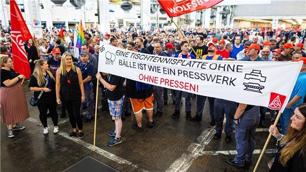 Auf der Betriebsversammlung protestieren VW_Beschäftgigten gegen die SPrpläne des Konzerns. 