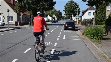Auf der Bremer Straße nutzt Manfred Petersen den Fahrradstreifen auf der Fahrbahn. "Das ist regelkonform" , sagt er über die Markierungen auf der Straße. "Aber ich als Radfahrer würde eine andere Strecke fahren."
