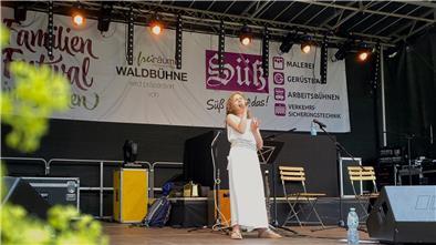 Auf der Bühne gibt sie alles: Georgia begeistert das Publikum mit ihrer Performance auf dem Familien-Festival Freiräume im Waldfreibad Cuxhaven-Sahlenburg.