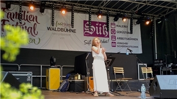 Auf der Bühne gibt sie alles: Georgia begeistert das Publikum mit ihrer Performance auf dem Familien-Festival Freiräume im Waldfreibad Cuxhaven-Sahlenburg.