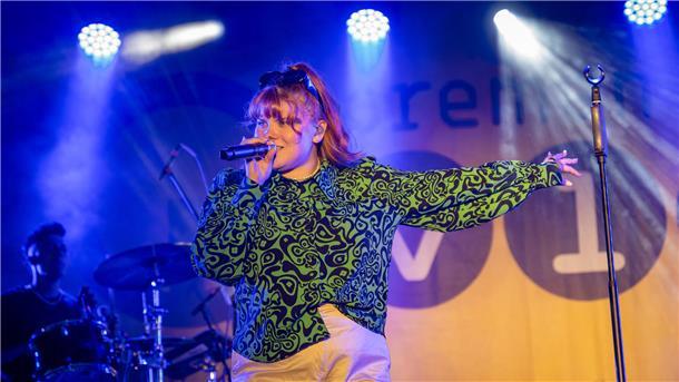 Maritime Tage in Bremerhaven: An den Bühnen wird gefeiert - die besten Party-Fotos Auf der Bühne performte Loi eine Auswahl ihrer Hits.