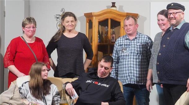 Auf der Bühne stehen die Schauspieler (von links) Bianca Hofmann, Lena Maasberg, Gitta Döscher, Mario Behrens, Florian Brünjes, Christiane Linkel und Christian Primus. Tosnacker Richard Krogmann gehört natürlich auch noch zum Team.
